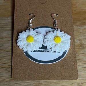 B1G2 White Daisy Earrings